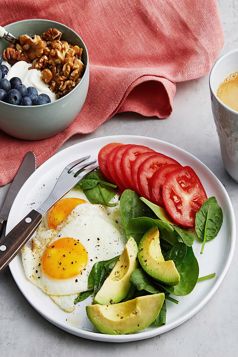 Receta Desayuno bajo en carbos sencillo con huevos fritos y yogur