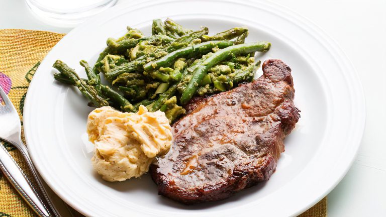 Receta Chuletas Keto con judías verdes y aguacate
