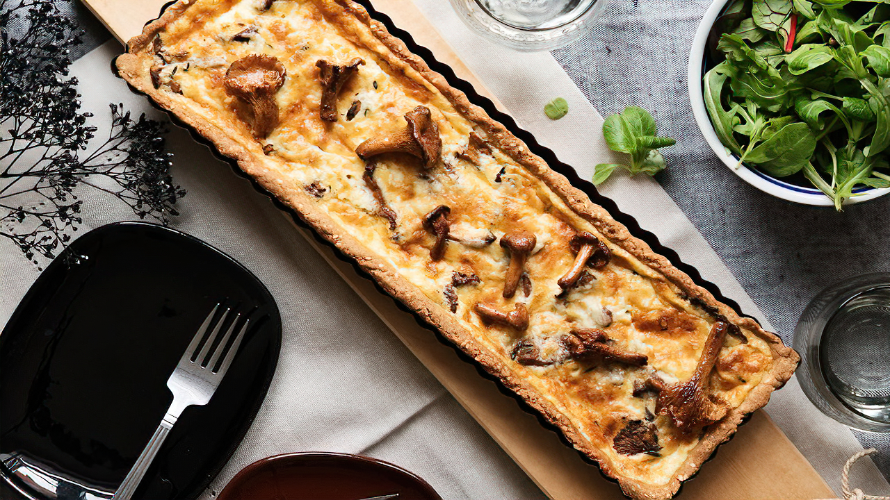 Tarta keto de queso con setas rebozuelo