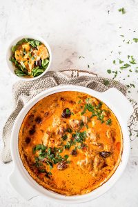 Receta Cazuela keto de pollo al pesto con queso feta y aceitunas