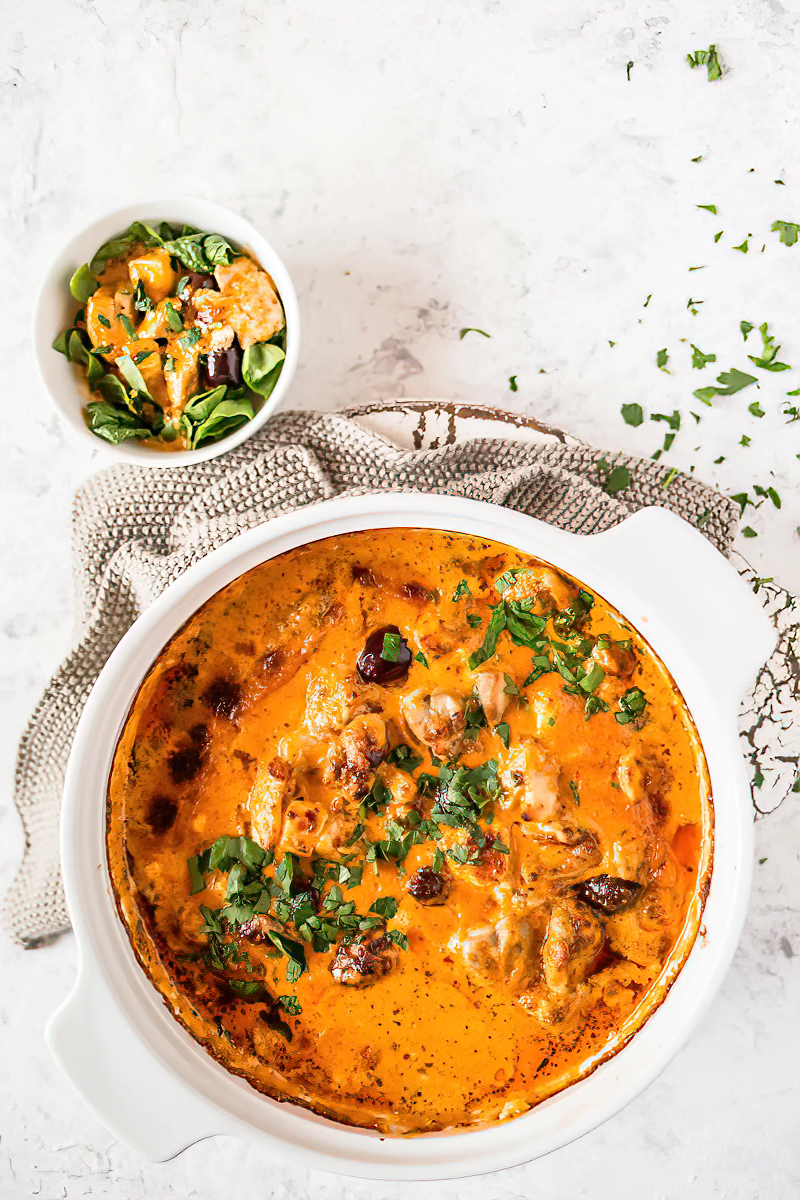 Receta Cazuela keto de pollo al pesto con queso feta y aceitunas