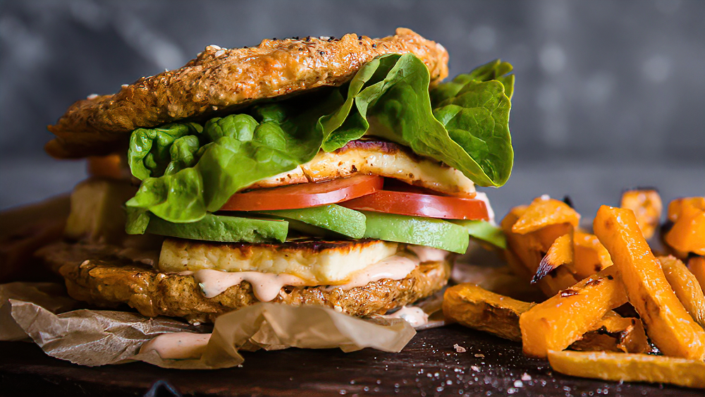 Receta Hamburguesa de queso frito con chips de colinabo