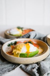 Receta Huevos benedictinos keto sobre lecho de aguacate