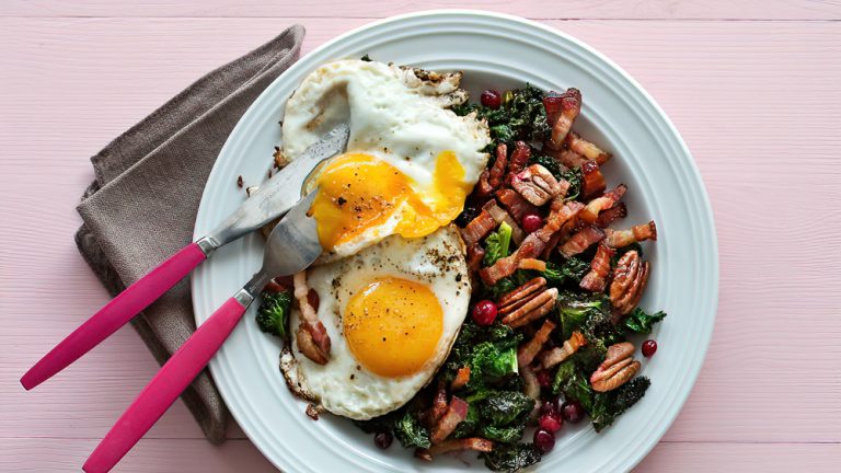 Receta Huevos fritos keto con col rizada y cerdo