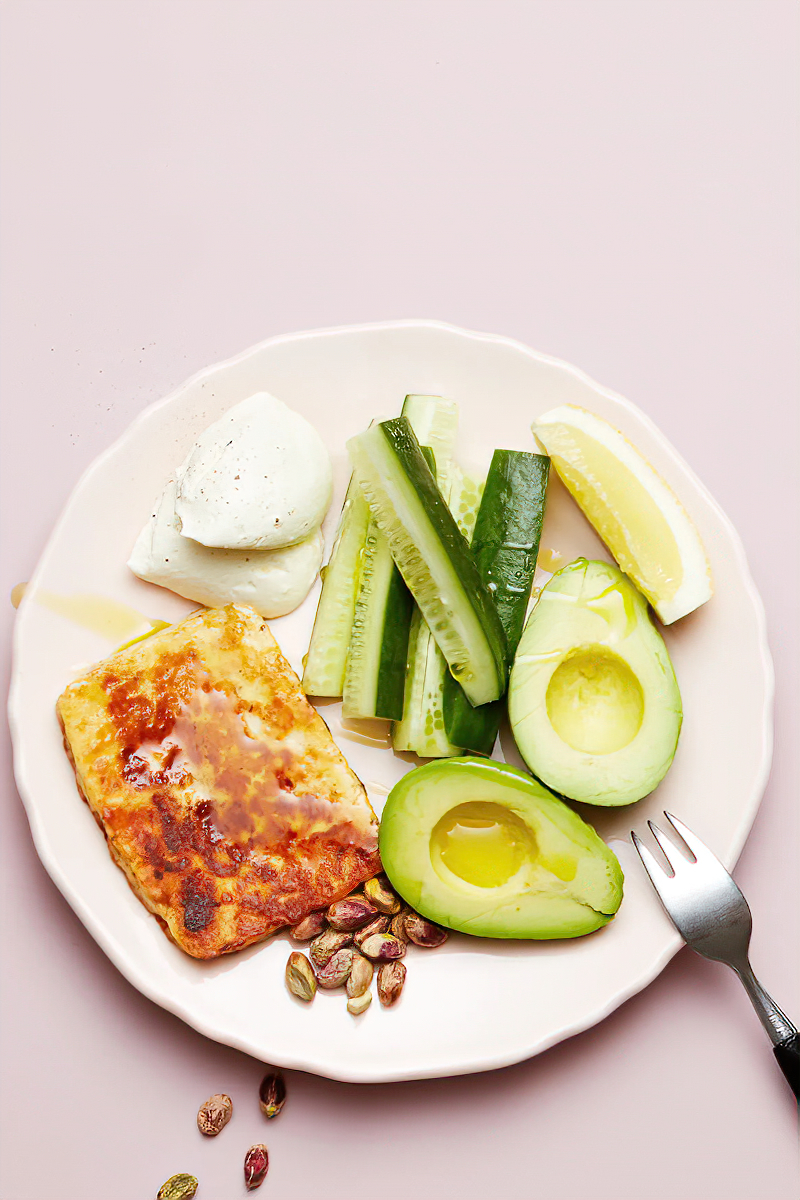 Receta Plato keto de queso halloumi y aguacate