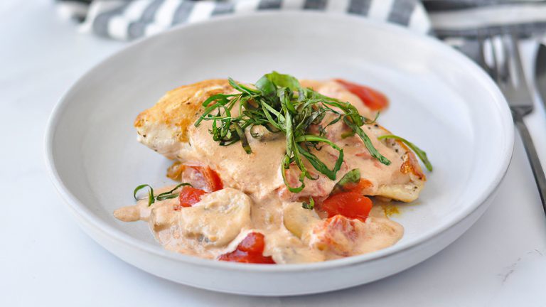 Receta Pollo keto y champiñones con salsa de crema de tomate