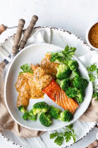 Receta Salmón keto con salsa cowboy