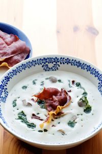 Receta Sopa de champiñones baja en carbohidratos con chips de jamón de Parma