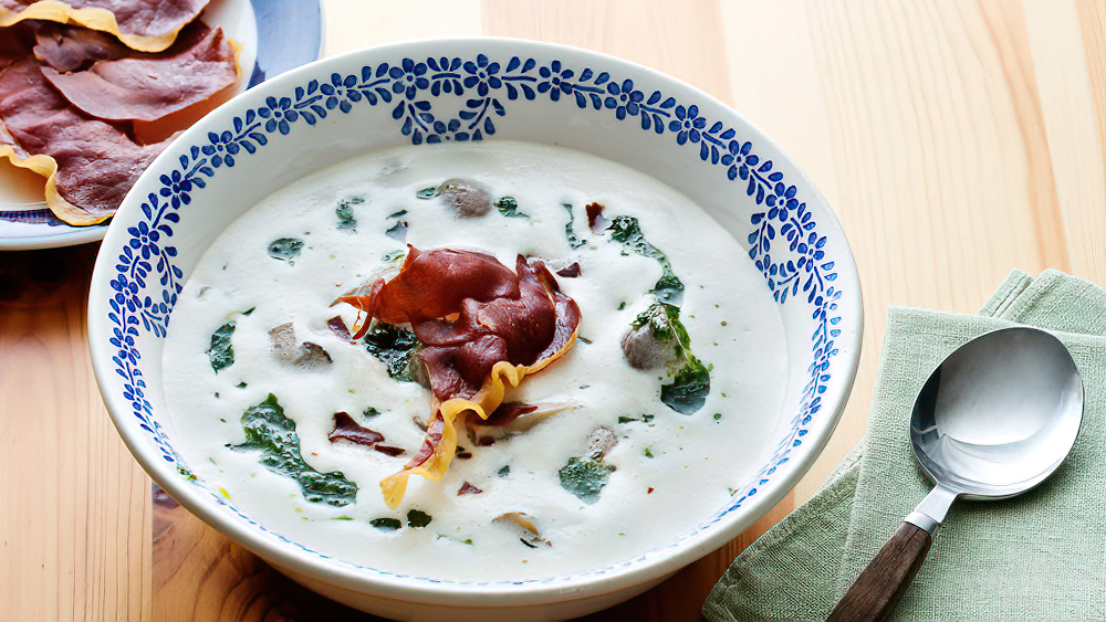 Receta Sopa de champiñones baja en carbohidratos con chips de jamón de Parma
