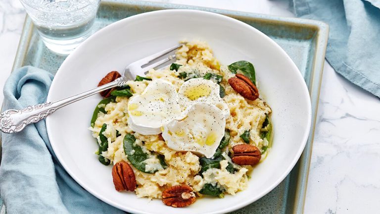 Receta risotto bajo en carbos de coliflor con espinacas y queso de cabra
