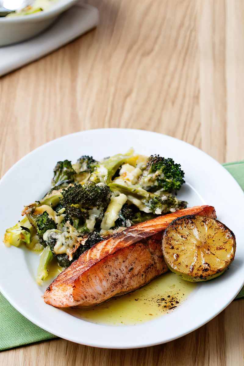 Pescado keto frito con brócoli y queso