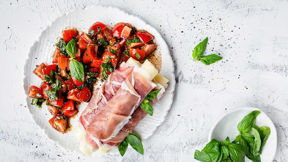 Receta Palitos de mozzarella envueltos en prosciutto con ensalada de tomate y albahaca