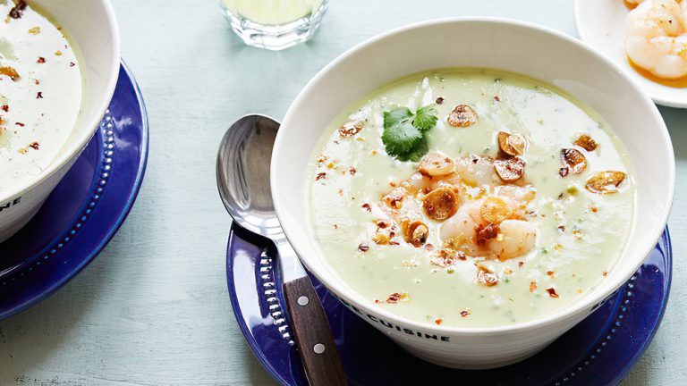 Receta sopa de aguacate con camarones y chips de ajo