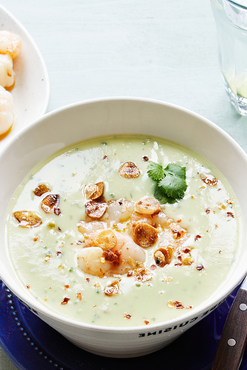 Receta sopa de aguacate con camarones y chips de ajo