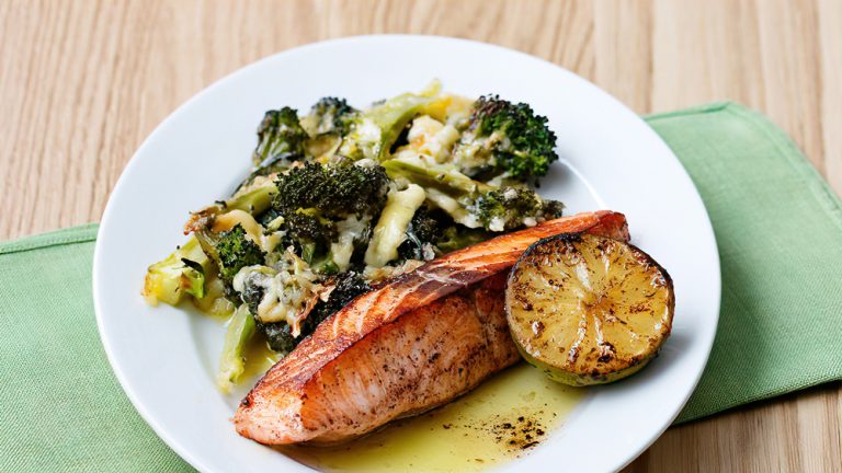 Pescado keto frito con brócoli y queso