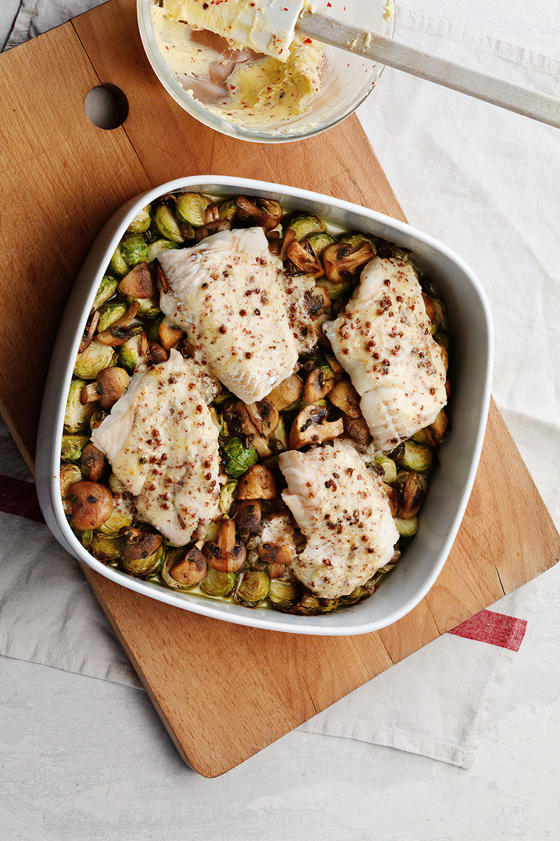 Receta bacalao bajo en carbohidratos con coles de Bruselas y champiñones