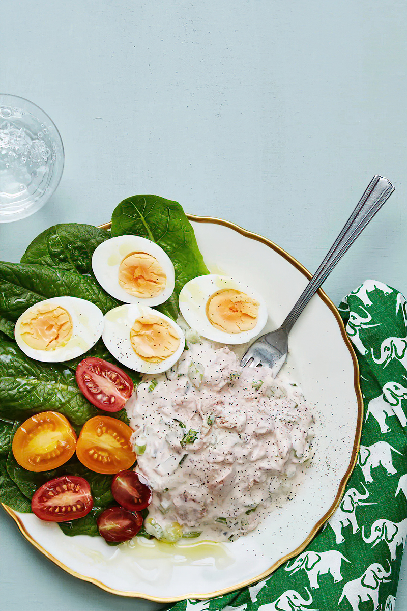 Receta ensalada keto de atún con huevos escalfados