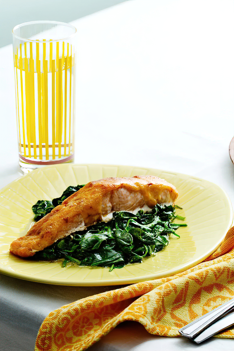 Receta salmón keto con salsa de ají y espinacas