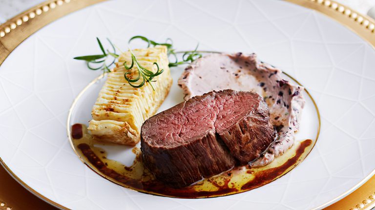 Receta chateaubriand con raíz de apio a la hasselback y mantequilla de vino tinto