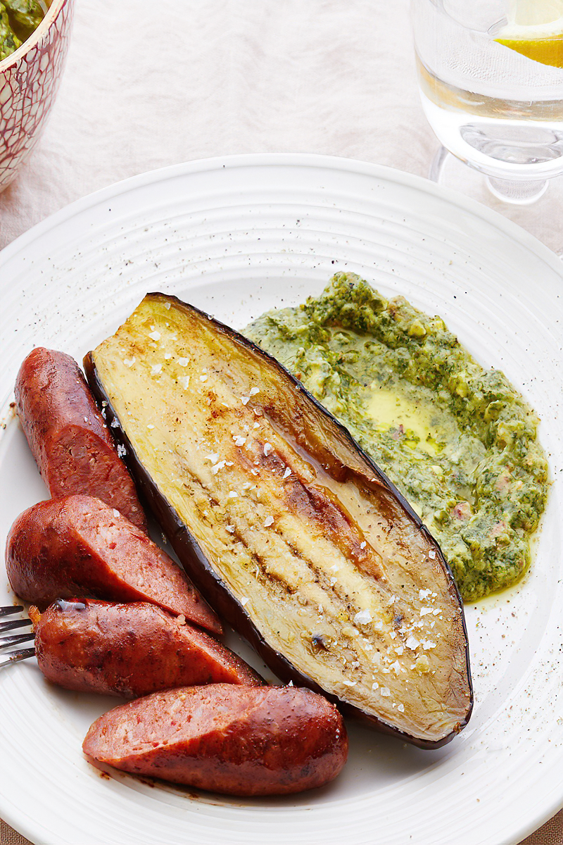 Receta berenjena asada con chorizo y salsa de aguacate