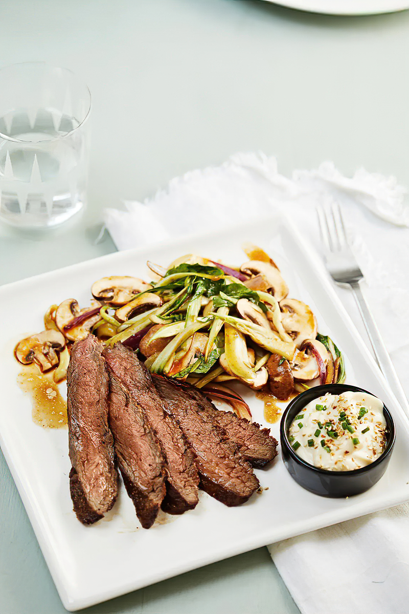 Receta bistec de falda low carb con ensalada de champiñones y mayonesa de sésamo
