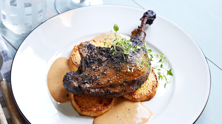 Receta confit de pato keto con colinabo asado y salsa balsámica