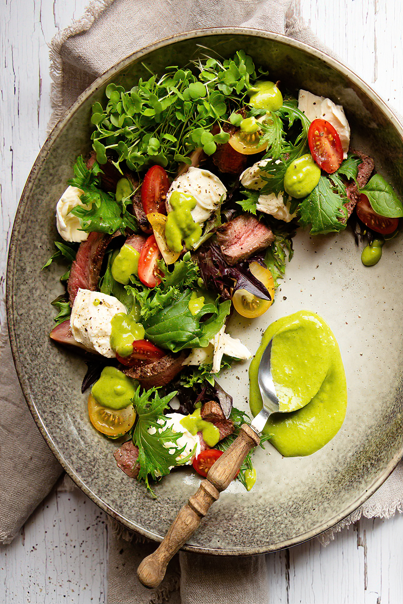 Receta ensalada keto de ternera con mozzarella y tomate