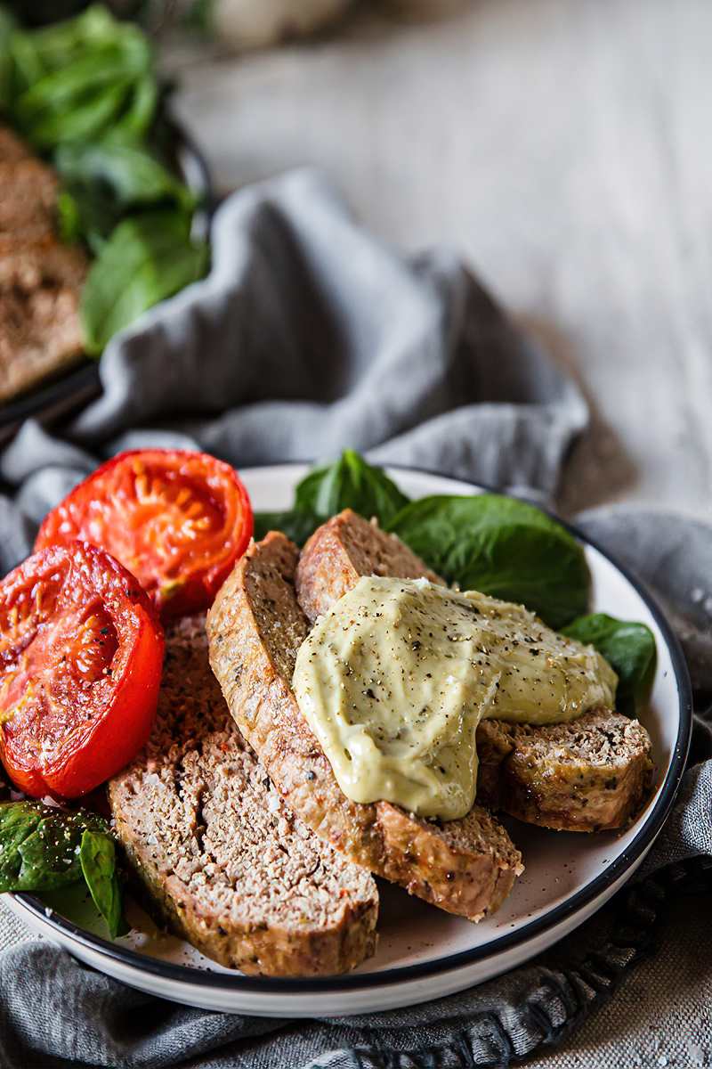 Receta pastel de carne keto a la italiana con tomates asados y mayonesa de pesto
