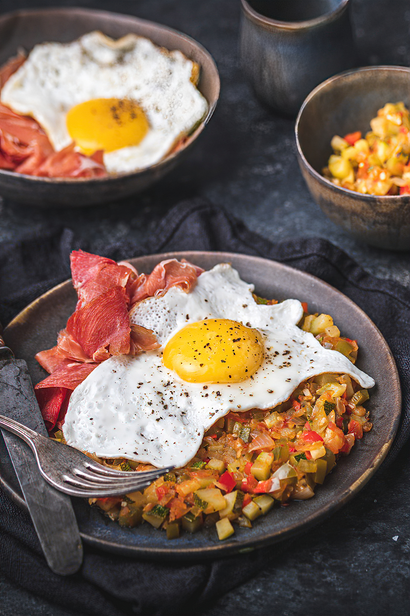 Receta pisto manchego con huevos y jamón serrano