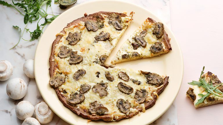 Receta pizza keto blanca con champiñones y pesto