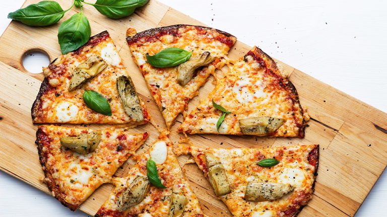Receta pizza baja en carbos de coliflor con alcachofas