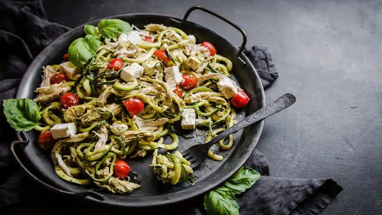 Receta ensalada keto con espaguetis de calabacín, pesto y pollo