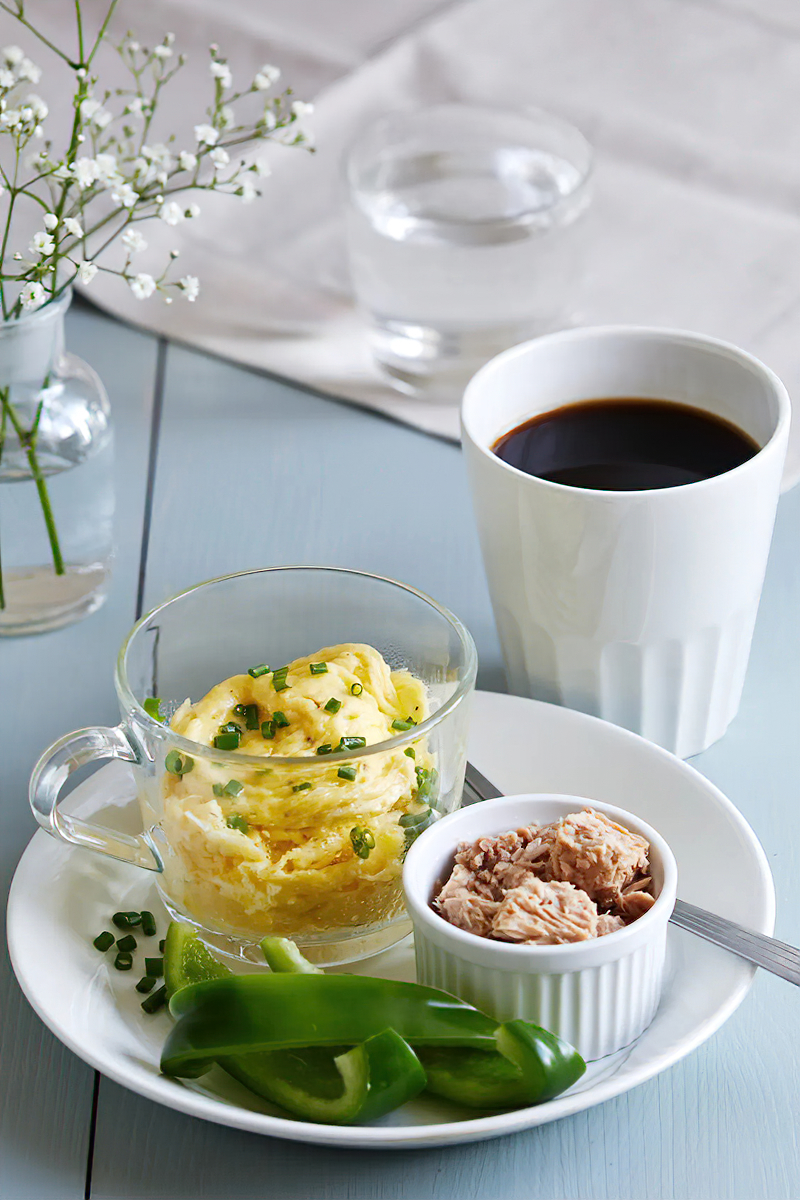 Receta huevos revueltos keto en una taza