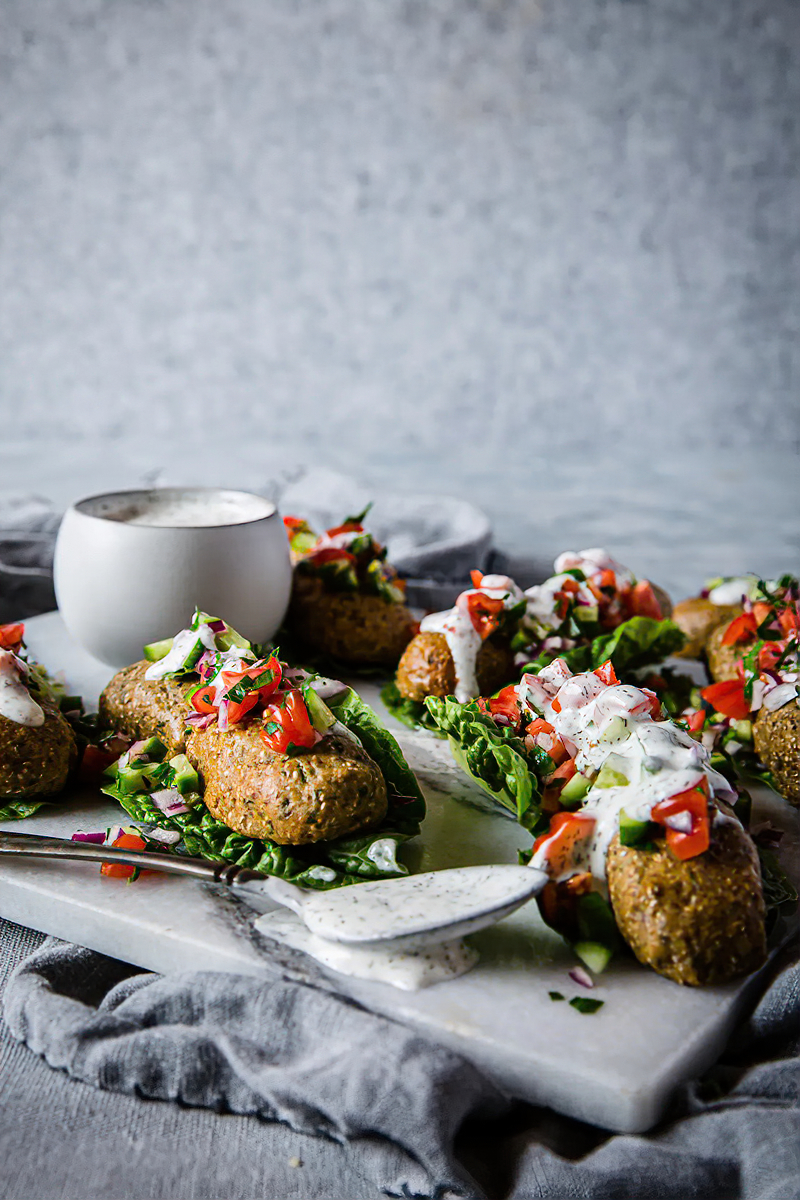 Receta kebabs veganos bajos en carbohidratos con salsa de ajo