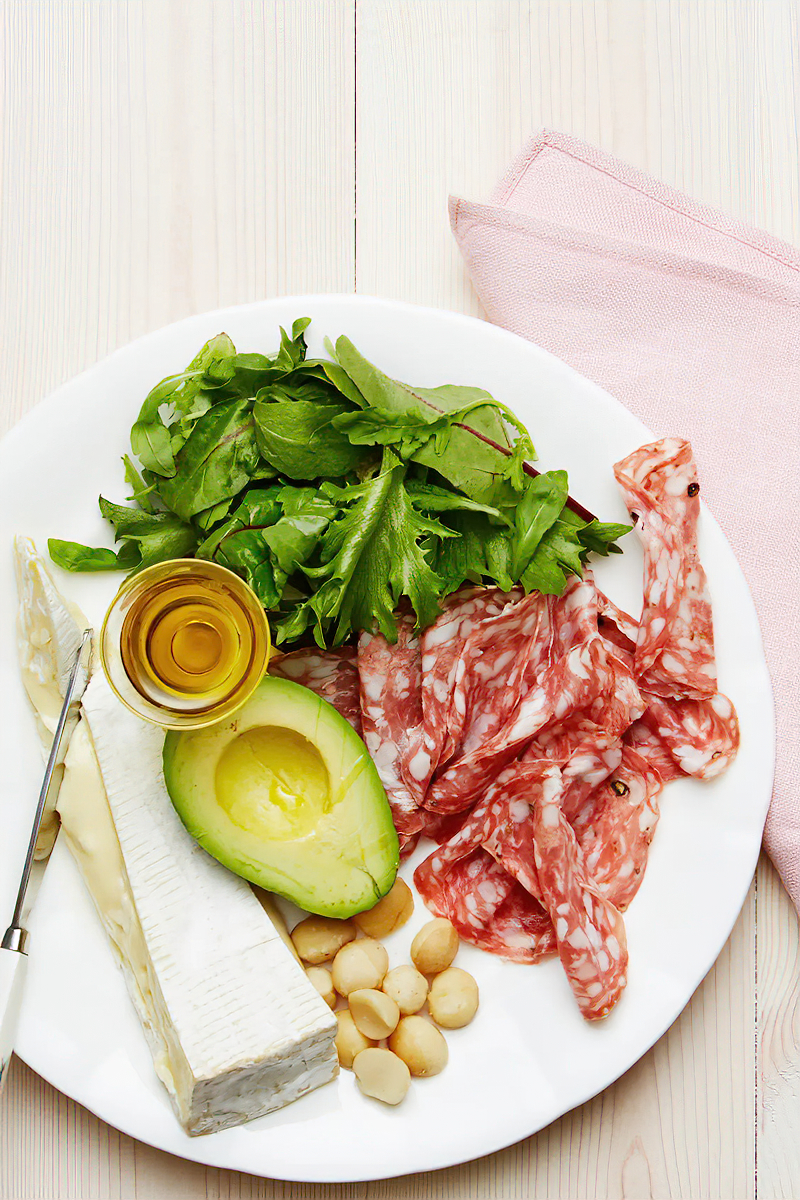 Receta plato keto de salami y queso brie