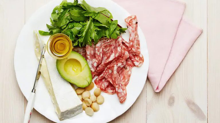 Receta plato keto de salami y queso brie