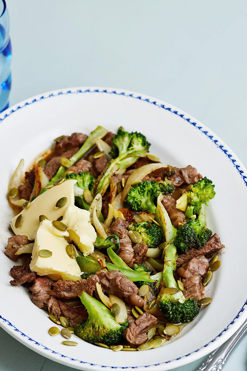 Receta revuelto de bistec y brócoli con semillas de calabaza tostadas