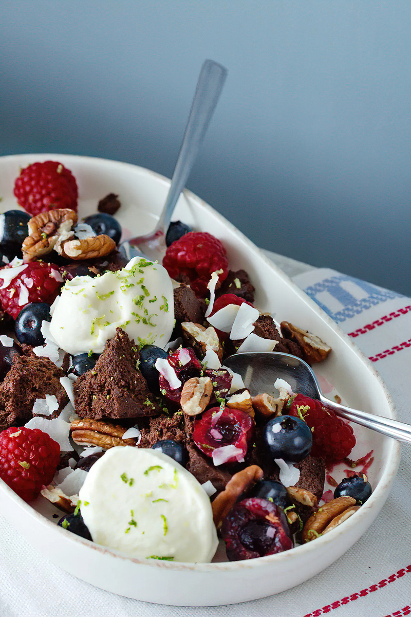 Receta revuelto de chocolate bajo en carbohidratos con bayas y crema