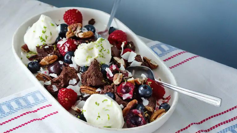 Receta revuelto de chocolate bajo en carbohidratos con bayas y crema