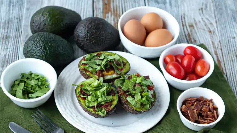 Receta aguacates asados keto rellenos de huevo