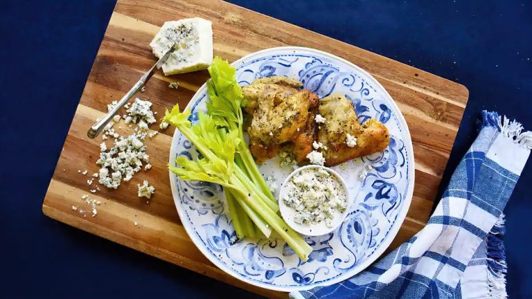 Receta alitas de pollo keto con aderezo de queso azul