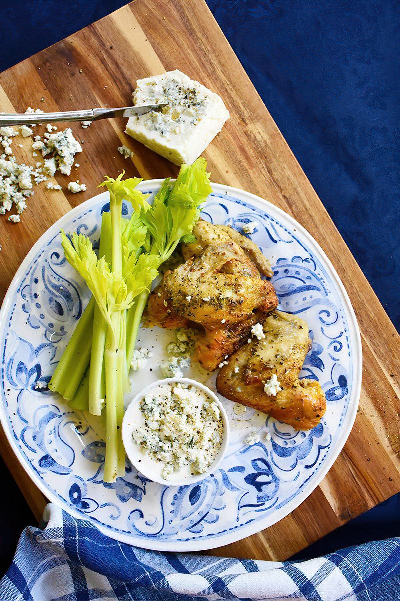 Receta alitas de pollo keto con aderezo de queso azul