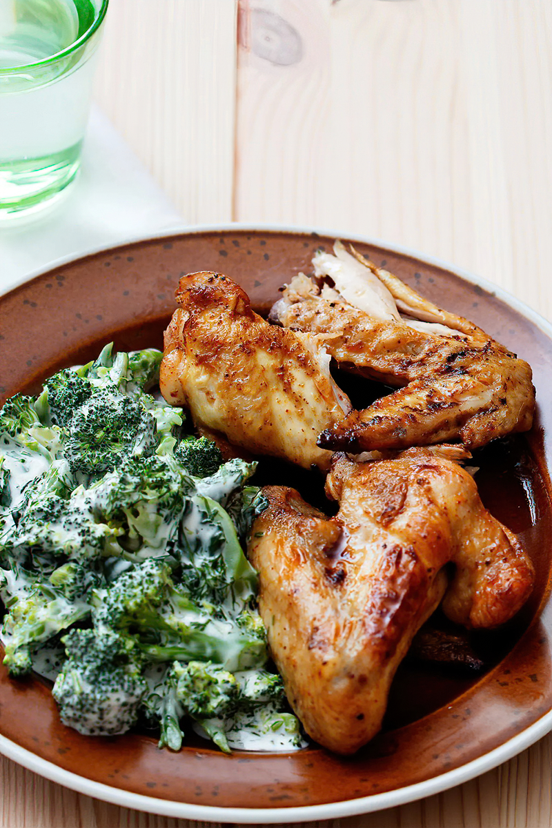 Receta alitas de pollo keto con brócoli cremoso