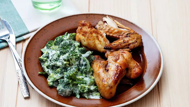 Receta alitas de pollo keto con brócoli cremoso