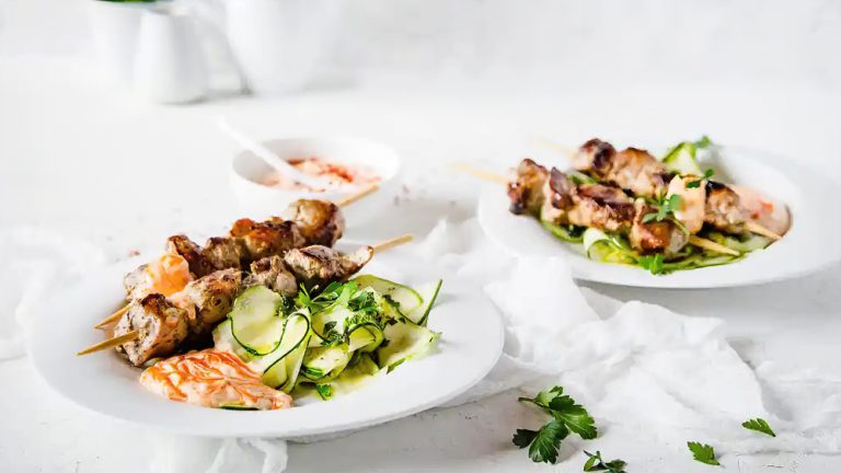 Receta brochetas de cerdo parrillado con tallarines de calabacín