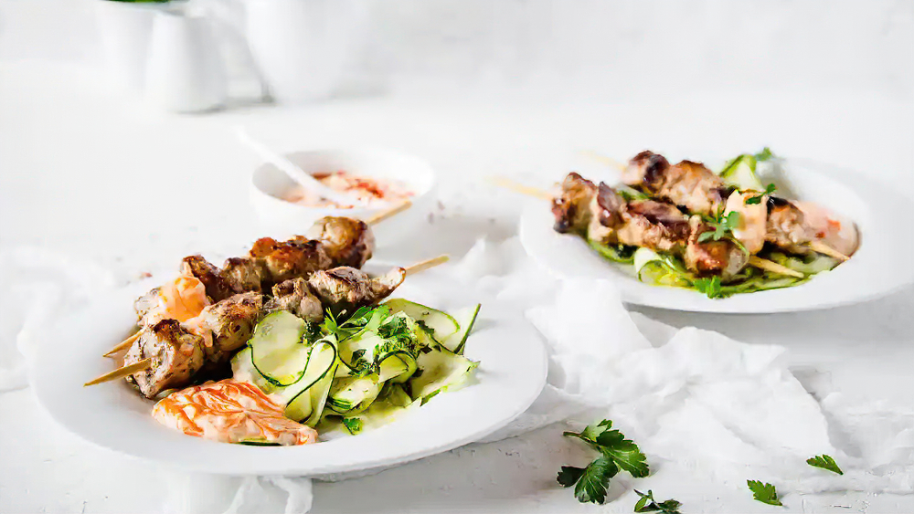 Receta brochetas de cerdo parrillado con tallarines de calabacín