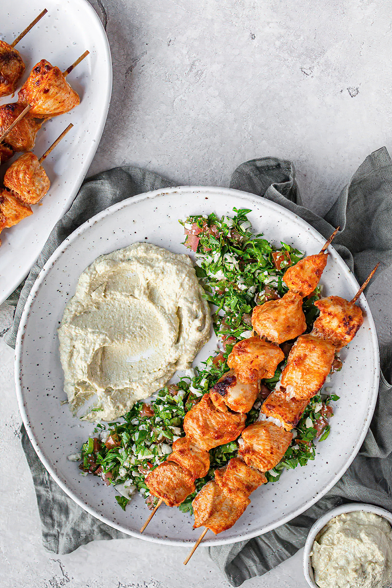 Receta brochetas de pollo con tabulé bajo en carbohidrato y hummus