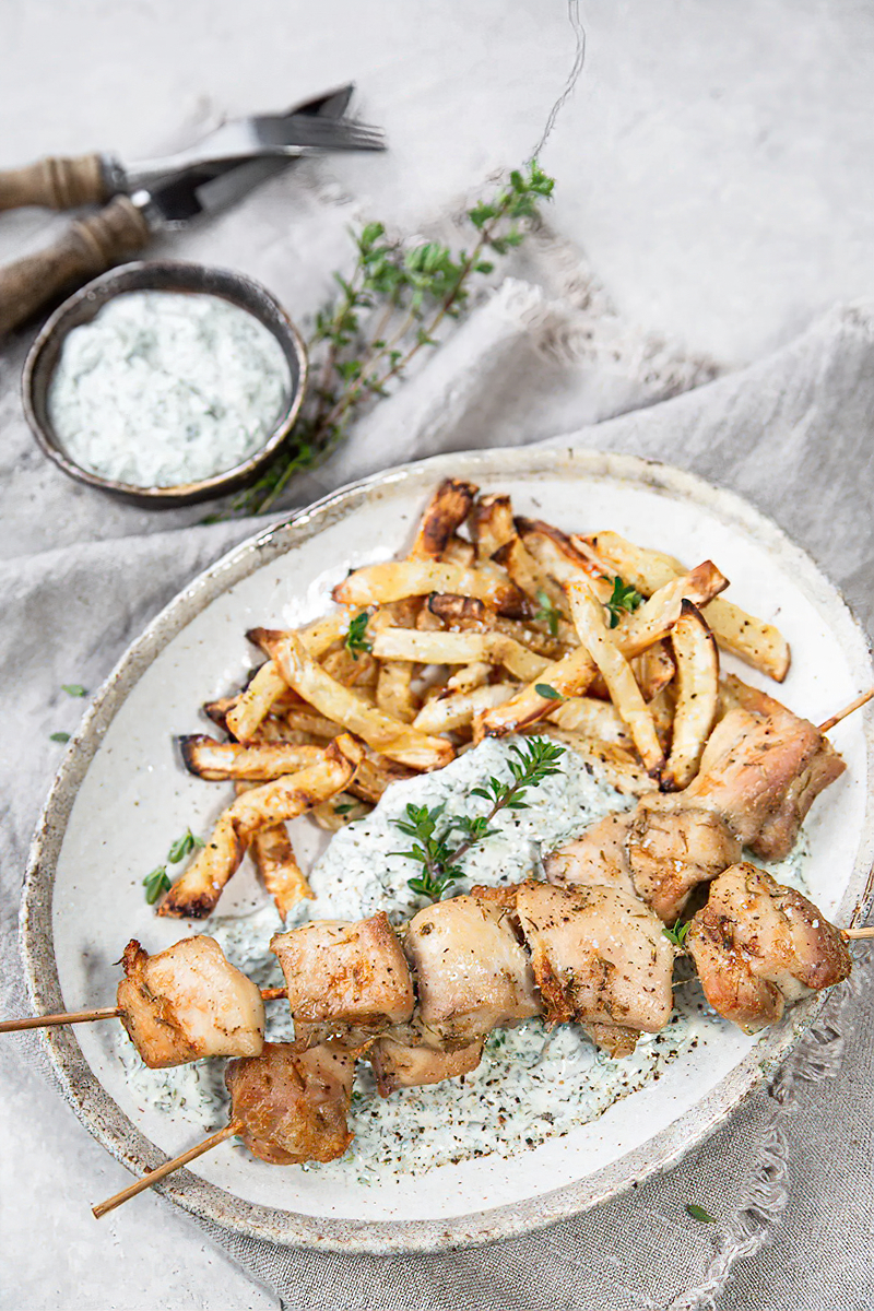 Receta brochetas de pollo keto con “papas” fritas y salsa