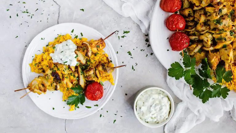Receta brochetas de pollo persas con “colirroz” y salsa de ajo