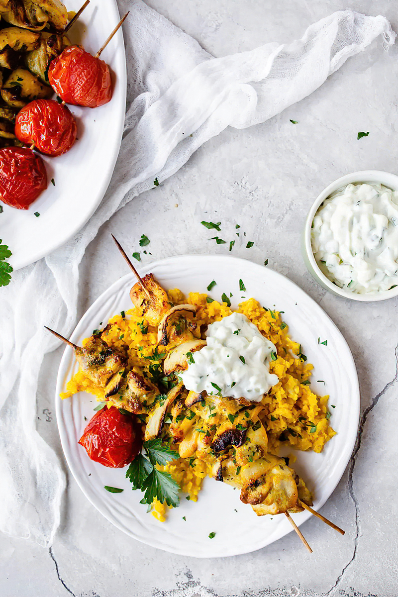 Receta brochetas de pollo persas con “colirroz” y salsa de ajo